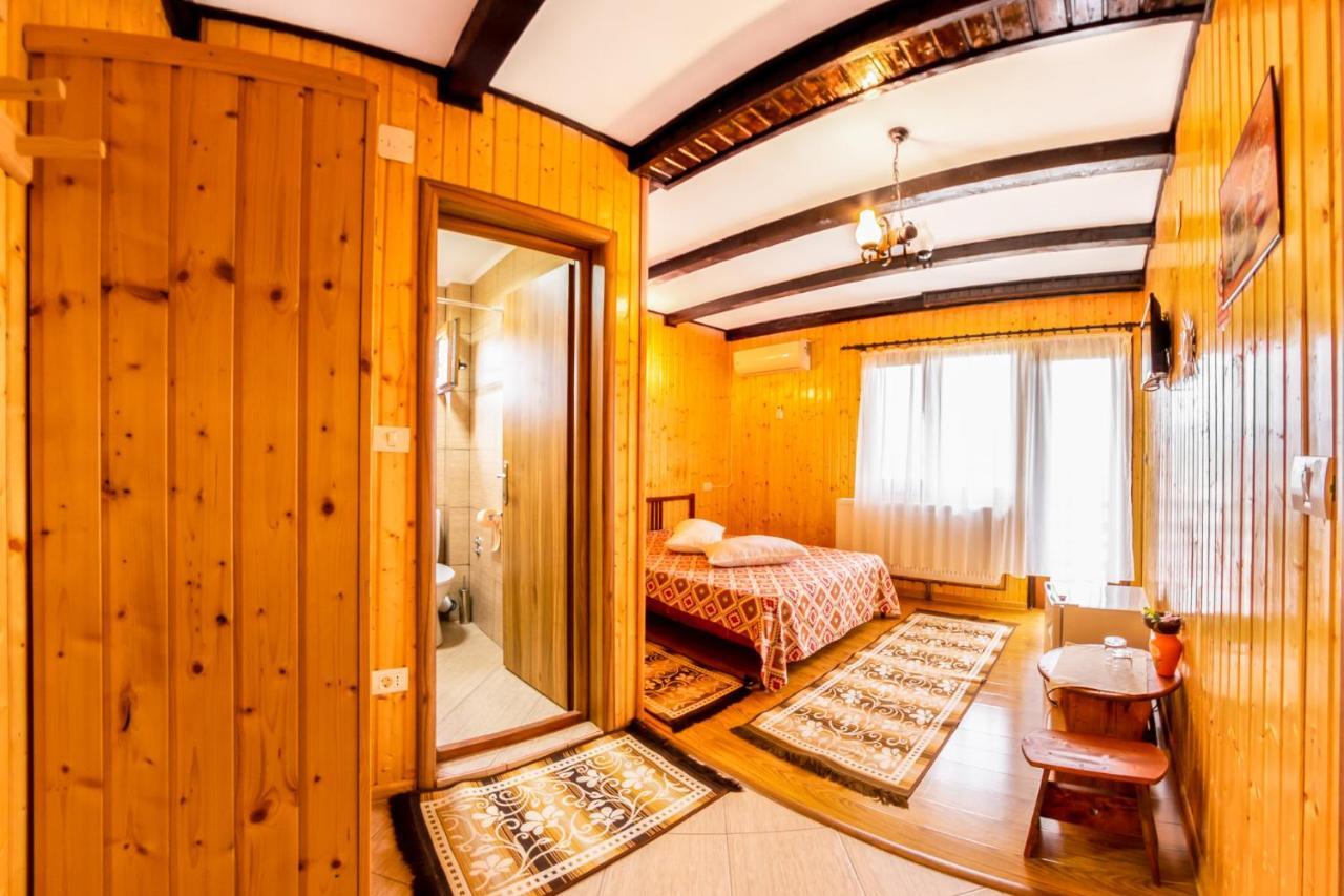 Hotel Pensiunea La Maria Lu' Sandoiu Poenari Zewnętrze zdjęcie